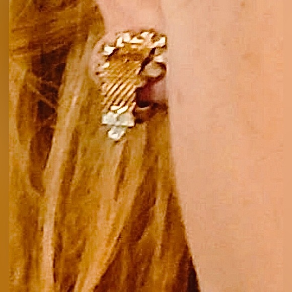 Vintage clip on Earrings - Picture 2 of 3
